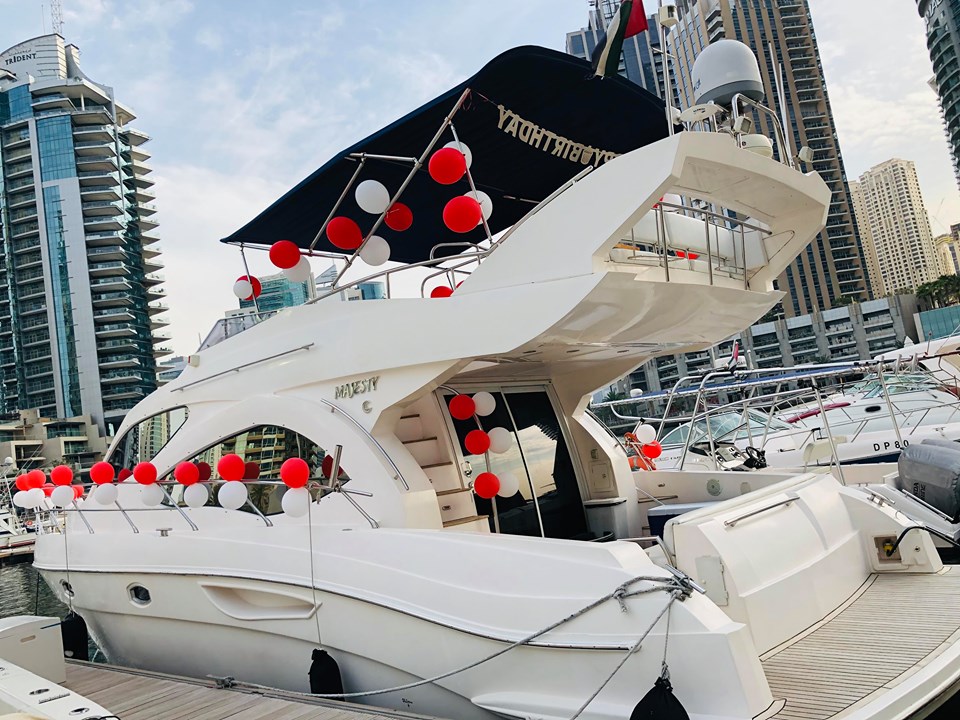 Luxury Yacht Cruise in Dubai Marina 